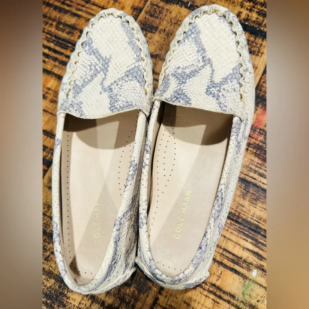 COLE HAAN Evelyn Leather Driver Loafers GREY AND WHITE SNAKE PRINT SIZE 7 - Picture 5 of 9